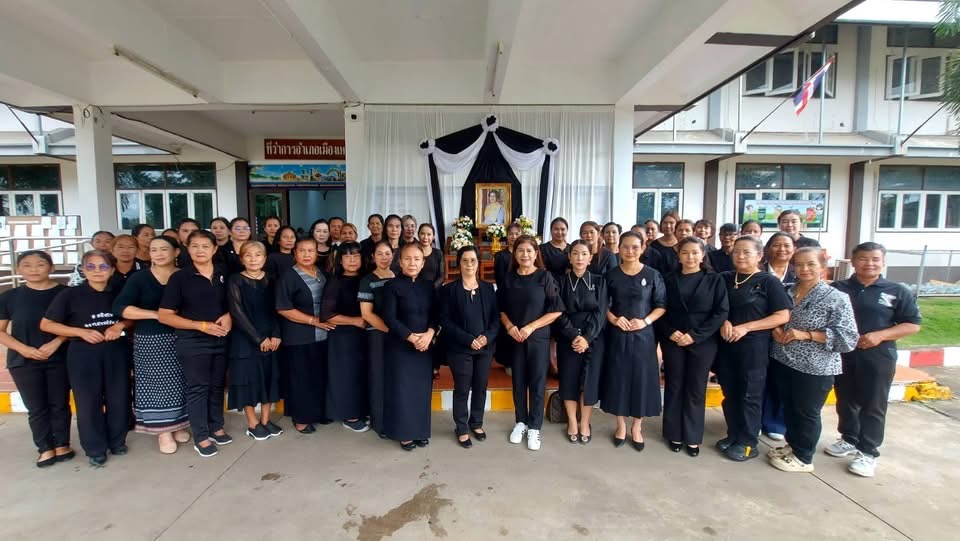 คณะกรรมการพัฒนาสตรีอำเภอเมืองเพชรบูรณ์ จัดทำริบบิ้นผ้าแจกให้ชาวเพชรบูรณ์เพื่อติดแสดงความอาลัยสมเด็จพระนางเจ้าสิริกิติ์ พระบรมราชินีนาถ พระบรมราชชนนีพันปีหลวง