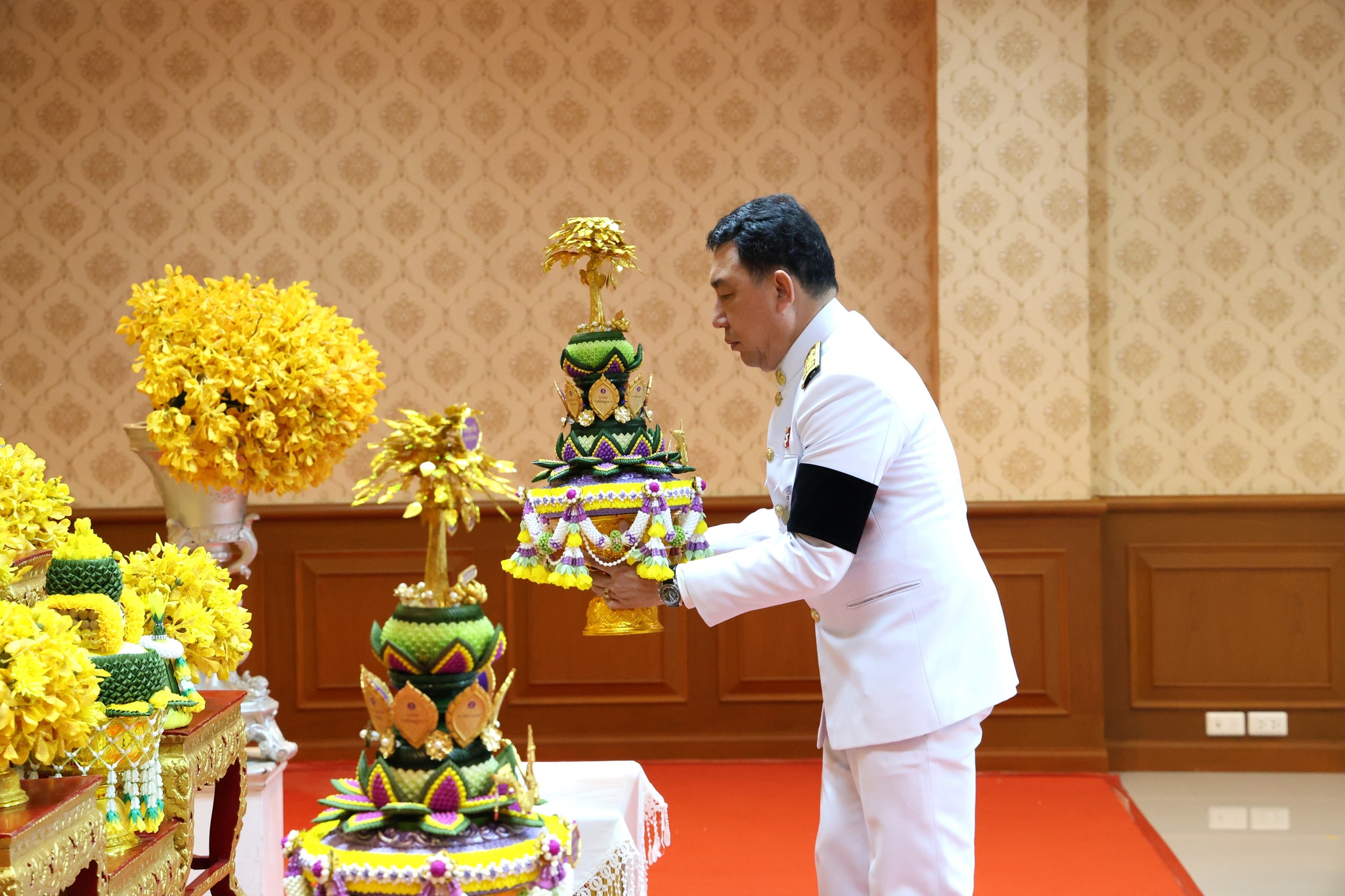 ผู้ว่าฯ เพชรบูรณ์ เข้ารับพระราชทาน  พุ่มดอกบัวประดิษฐ์ เบื้องหน้าพระบรมฉายาลักษณ์พระบาทสมเด็จพระเจ้าอยู่หัว  เตรียมนำถวายสักการะพระศรีมหาโพธิทศมราชบพิตร   เนื่องในวันวิสาขบูชา ประจำปี 2569