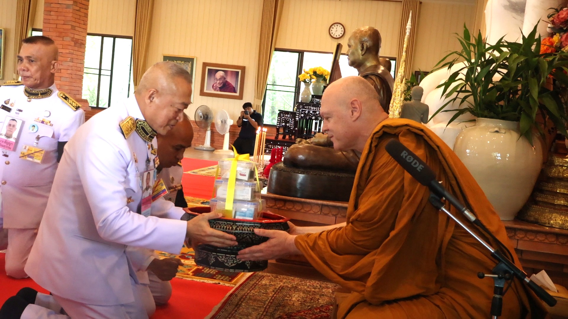 พระบาทสมเด็จพระเจ้าอยู่หัว พระราชทาน ผ้าไตร พุ่มบัว เครื่องราชสักการะ และไทยธรรม ถวายพระราชวชิรญาณมุณี วิ. (อจโลภิกขุ)   ณ ที่พักสงฆ์อานันทคีรี อำเภอเขาค้อ จังหวัดเพชรบูรณ์