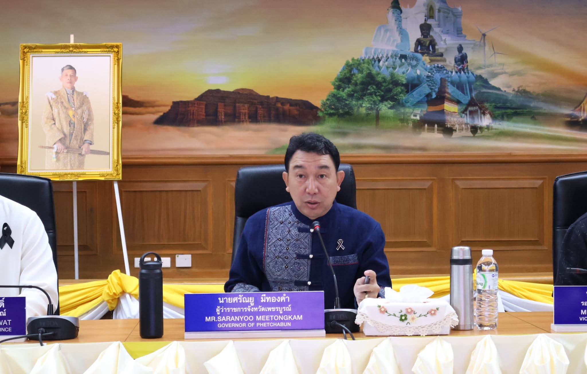 จังหวัดเพชรบูรณ์ ประชุมเตรียมความพร้อมการจัดพิธีถวายดอกไม้จันทน์ งานพระราชพิธีถวายพระเพลิงพระบรมศพ สมเด็จพระนางเจ้าสิริกิติ์ พระบรมราชินีนาถ พระบรมราชชนนีพันปีหลวง