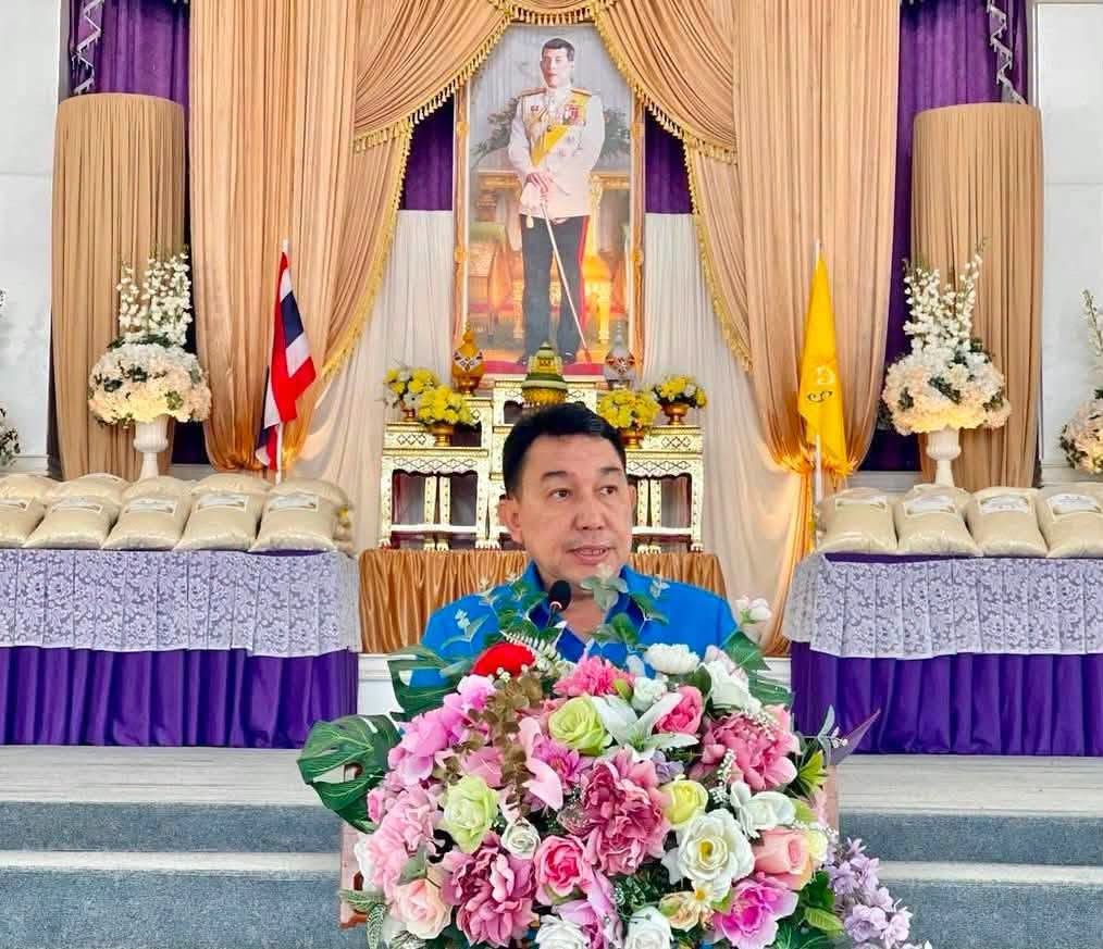 ผู้ว่าราชการจังหวัดเพชรบูรณ์ มอบข้าวสารโครงการ &ldquo;ปลูกข้าวเฉลิมพระเกียรติพระบาทสมเด็จพระเจ้าอยู่หัวฯ เนื่องในโอกาสมหามงคลเฉลิมพระชนมพรรษา 74 พรรษา 28 กรกฎาคม 2569&rdquo;