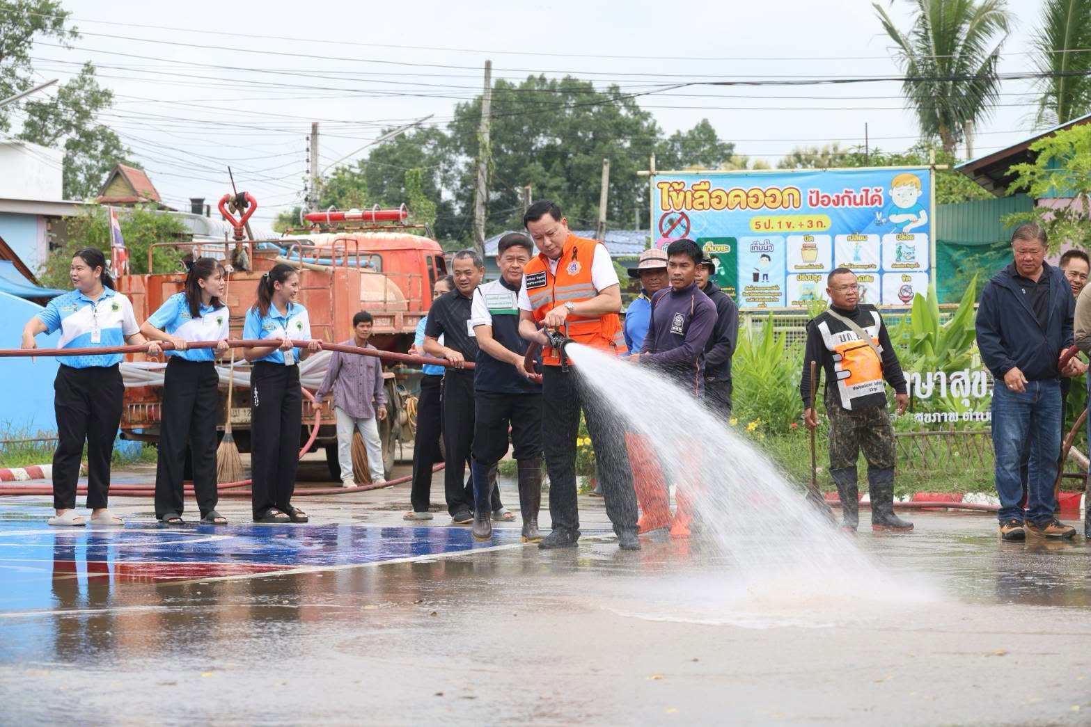 รองผู้ว่าราชการจังหวัดเพชรบูรณ์ ตรวจเยี่ยมการฟื้นฟูทำความสะอาดหลังน้ำลด รพ.สต.บ้านโคก ของทีมงาน อบจ.เพชรบูรณ์