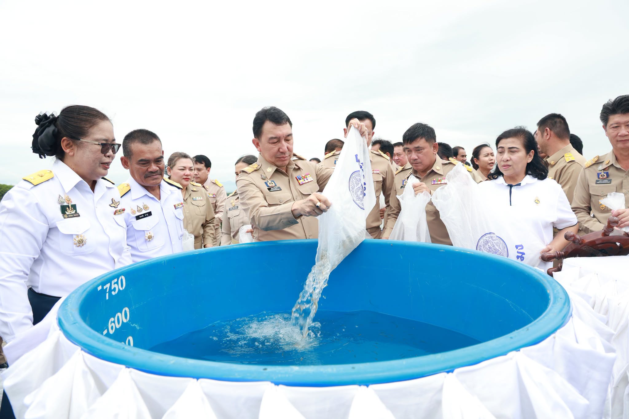 จังหวัดเพชรบูรณ์ ปล่อยพันธุ์สัตว์น้ำกว่า 2 แสนตัว ถวายเป็นพระราชกุศล เนื่องในโอกาสวันคล้ายวันพระราชสมภพ สมเด็จพระนางเจ้าสิริกิติ์ พระบรมราชินีนาถ พระบรมราชชนนีพันปีหลวง