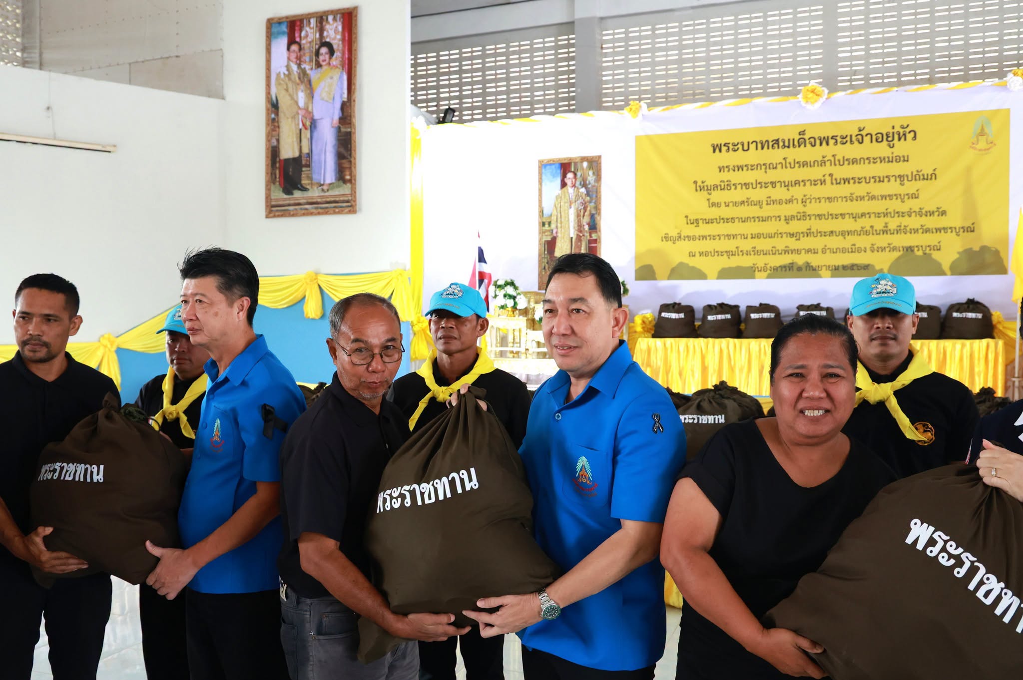 ผู้ว่าฯ เพชรบูรณ์ เชิญสิ่งของพระราชทานมูลนิธิราชประชานุเคราะห์ ในพระบรมราชูปถัมภ์ ช่วยเหลือผู้ประสบอุทกภัย ในพื้นที่อำเภอเมืองเพชรบูรณ์